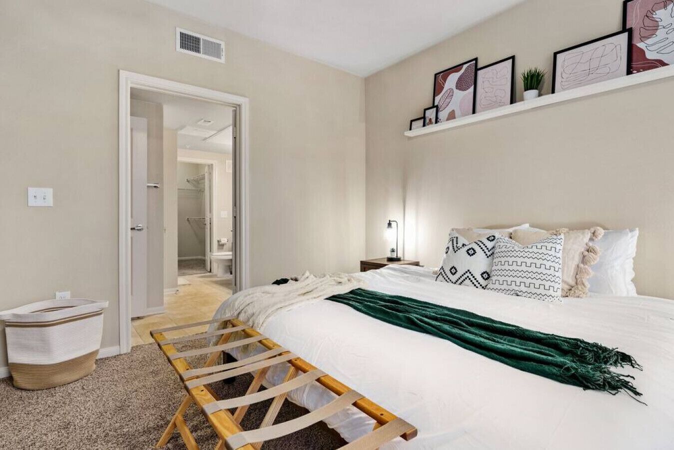 1 habitación, escritorio, tabla de planchar con plancha y cuna de viaje 