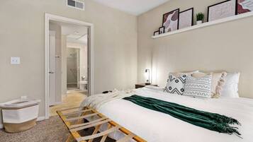 1 habitación, escritorio, tabla de planchar con plancha y cuna de viaje