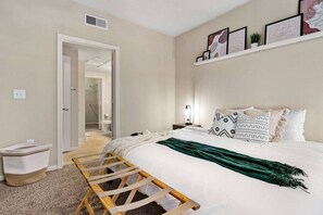 1 bedroom, desk, iron/ironing board, travel cot - New ⭐️ King Bed Trendy 1 BR ⭐️ Resort Style w/ Pool (Houston)