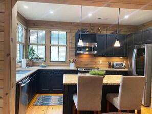 Fridge, microwave, oven, stovetop - Waterfront lake house with panoramic views on Smith Lake (Crane Hill)