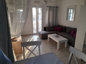 Premium bedding, pillow-top beds, in-room safe, laptop workspace - Sea paradise villas (Santorini)