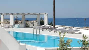 室外游泳池,8:00 至 20:00 开放,池畔遮阳伞,日光浴躺椅