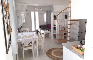 Family Apartment | Premium bedding, pillowtop beds, in-room safe, laptop workspace - Sea paradise villas (Santorini)