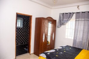 4 bedrooms, iron/ironing board, WiFi