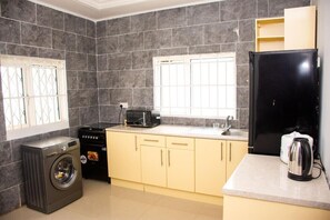 Microwave, cookware/dishes/utensils