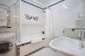 Combined shower/bathtub, bidet