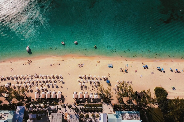 Una playa cerca, sillas reclinables de playa, toallas de playa