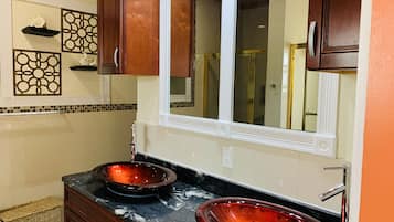 Bañera, secador de pelo, toallas y jabón