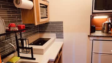 Kühlschrank, Mikrowelle, Ofen, Herdplatte