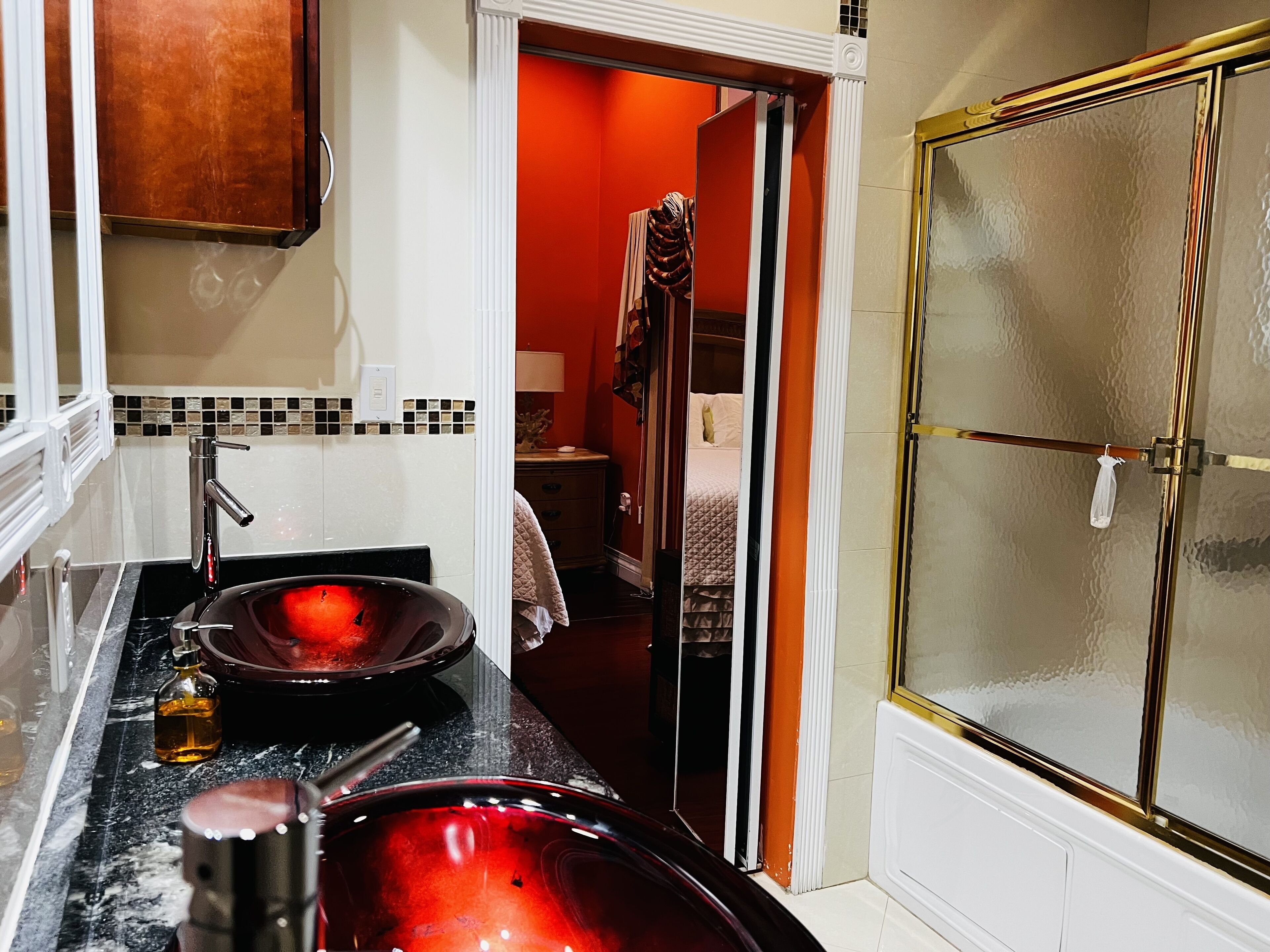 浴槽、ヘアドライヤー、タオル、石鹸