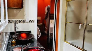 Badekar, hårtørrer, håndklæder, Sæbe