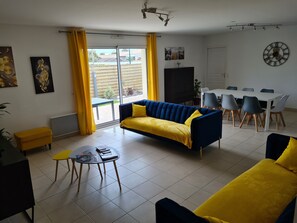 Fernseher, DVD-Player, Tischtennisplatte