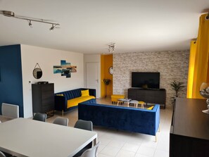 Fernseher, DVD-Player, Tischtennisplatte