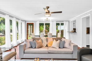 Smart-TV, Kamin, Bücher