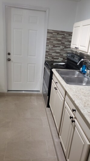 Een koelkast, een magnetron, een kookplaat