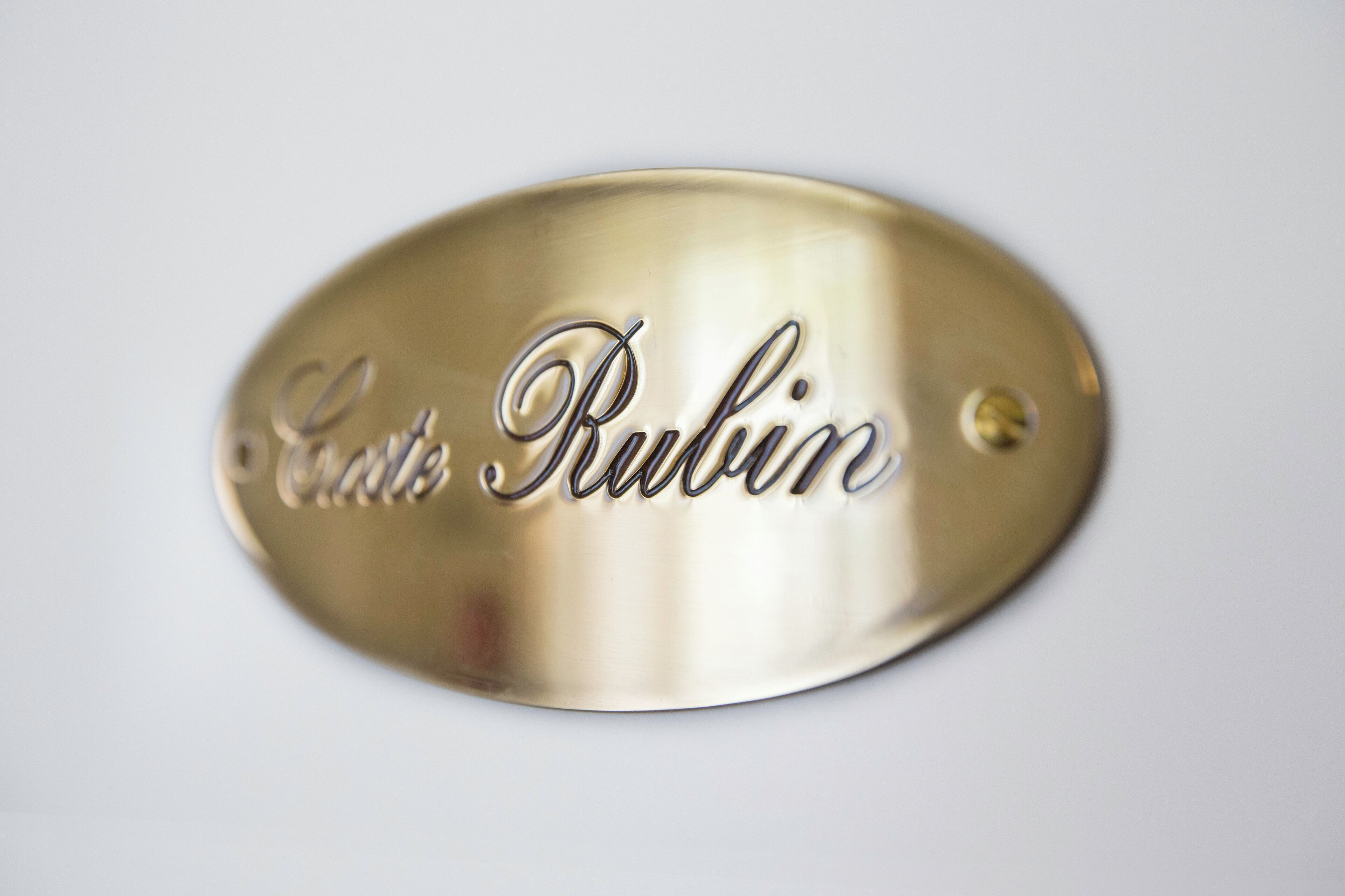 Une plaque métallique portant l’inscription « Café Rulin ».