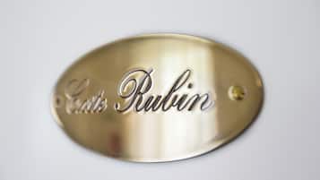 Una placa metálica con la inscripción 'Café Rulin'.