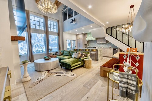 4 Bedroom WOW w/heated floors, Ski out access to Snowbird and steam bath.