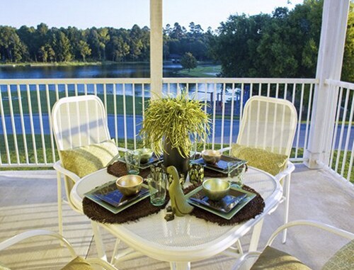 Many activities in the area - zoo, space center, boat cruises