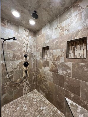 Combinazione doccia/vasca, asciugacapelli, asciugamani, sapone