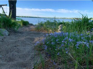 Sulla spiaggia, lettini da mare, teli da spiaggia