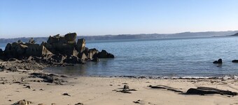 Apartment close to beaches and shops. Balcony with sea view. Seaside resort.