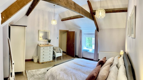 Charming Large Detached Cottage in the Brecon Beacons Park