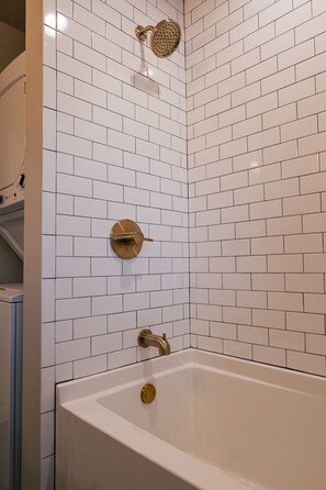 Ensemble baignoire-douche, séchoir à cheveux, serviettes fournies, savon