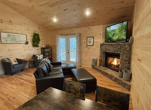 Smart-TV, Kamin, DVD-Player, Bücher