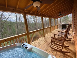 Terrace/patio - Hiker’s Hideaway Cabin, Forest View, Hot Tub, Fast WiFi, Fireplace (Murphy)
