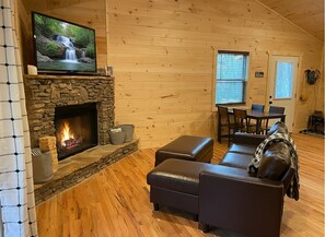 Smart-TV, Kamin, DVD-Player, Bücher