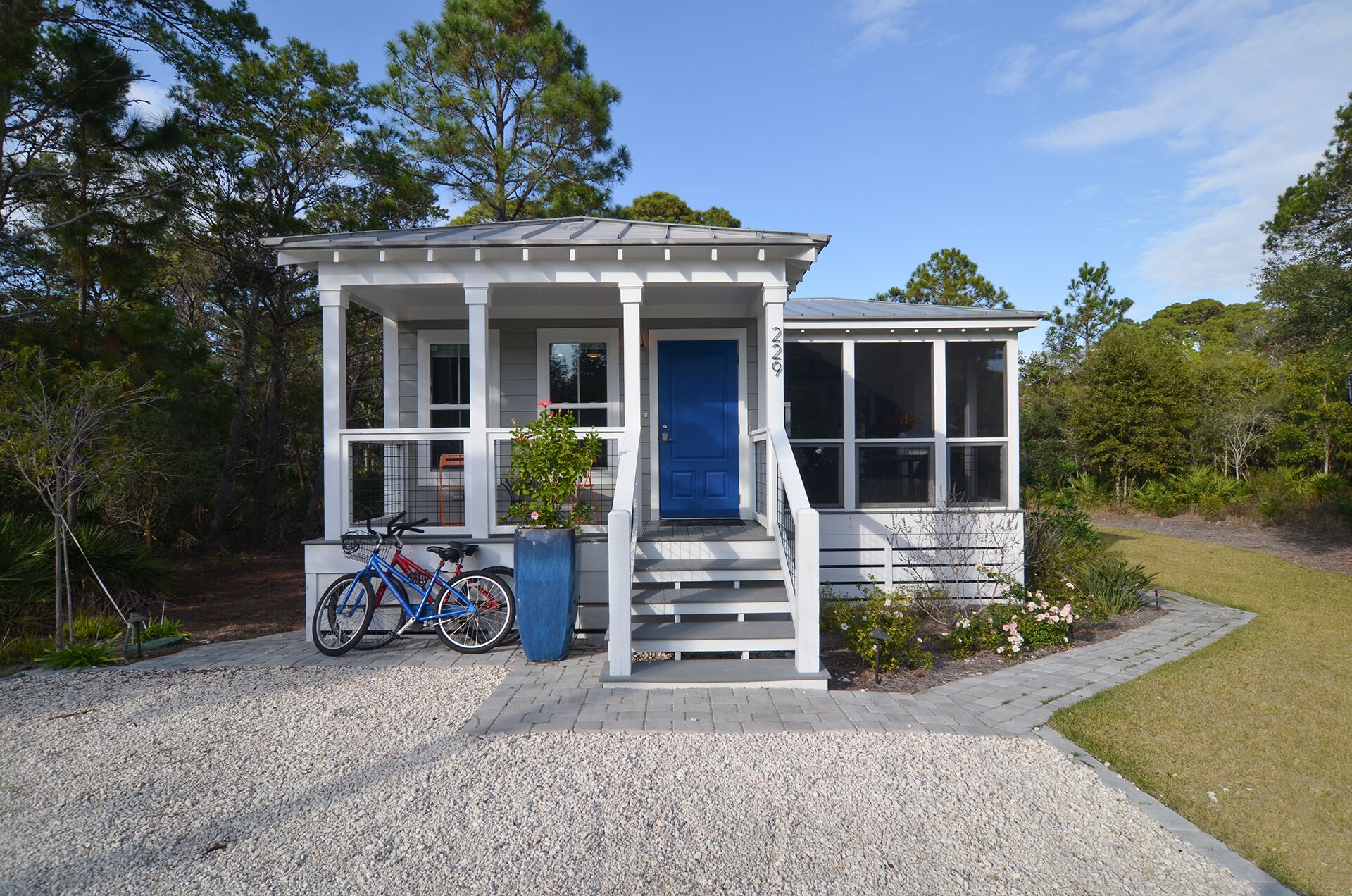 Seaside Serenity: Charming Beach Cottage on Expansive Lot. Steps to the Beach!