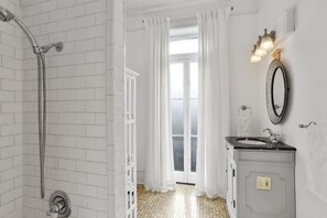 Combined shower/bathtub, hair dryer, towels - Four Suites in Queen Anne Victorian Downtown Savannah (Savannah)