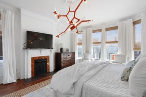 4 bedrooms, iron/ironing board, WiFi, bed sheets - Four Suites in Queen Anne Victorian Downtown Savannah (Savannah)