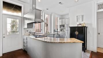 Refrigerador, microondas, horno y parrilla de estufa