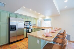 Frigorifero, microonde, forno, piano cottura