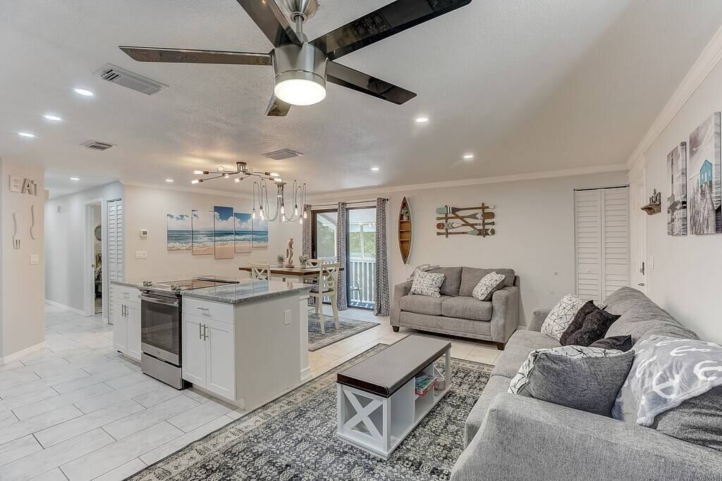 Een televisie, boeken en een kantoor