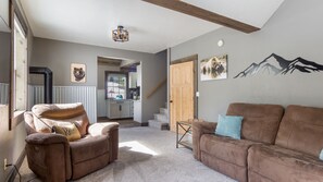 Televisión, chimenea y oficina 