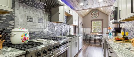 Kylskåp, mikrovågsugn, ugn och spishäll