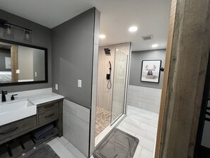 Shower, hair dryer, towels - Pet Friendly Home! Cub House,3Br/2½Ba,Sleeps 8,Firepit,BBQ,Golf,20m 2 YNP (Island Park)