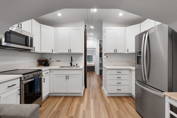 Fridge, microwave, oven, stovetop - Modern Loft Guest House | Near Oregon City (Oregon City)