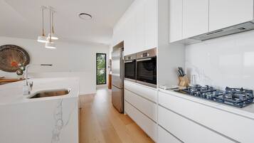 Fridge, oven, dishwasher, coffee/tea maker