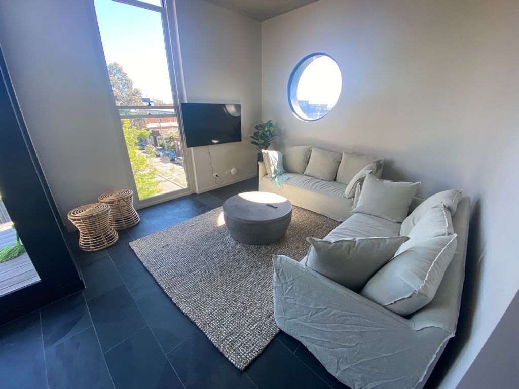 Stylish new 4 storey townhouse with rooftop and city views (sleeps 8) 