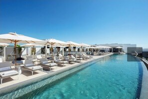 Una piscina al aire libre, una piscina climatizada