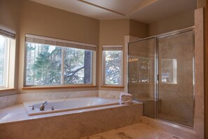 Badewanne, Whirlpool, Haartrockner, Handtücher