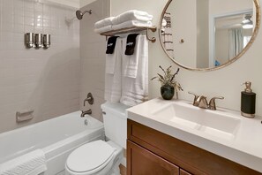 Tina con regadera, amenidades de baño ecológicas, secadora de cabello 