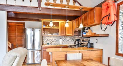 Lakefront Cottage w Fireplace, Private Lake Access, Dock, Big Yard, Free Boating