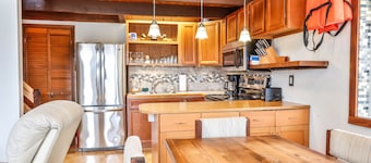 Lakefront Cottage w Fireplace, Private Lake Access, Dock, Big Yard, Free Boating
