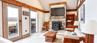 Lakefront Cottage w Fireplace, Private Lake Access, Dock, Big Yard, Free Boating