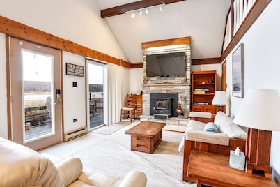 Lakefront Cottage w Fireplace, Private Lake Access, Dock, Big Yard